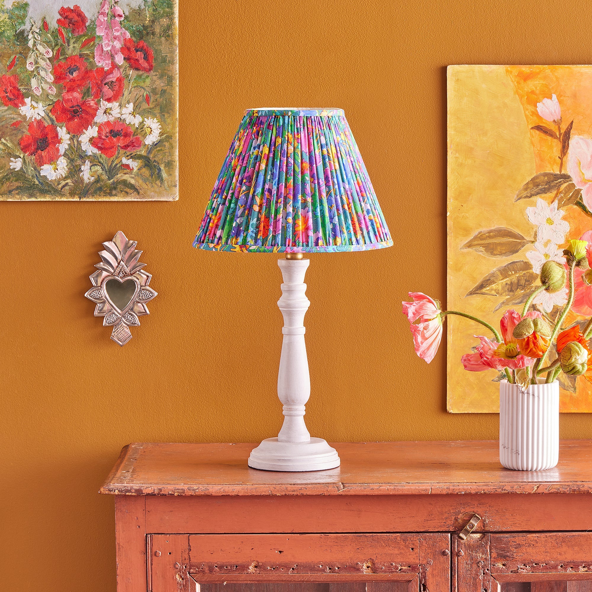Daisy table lamp in natural whitewash