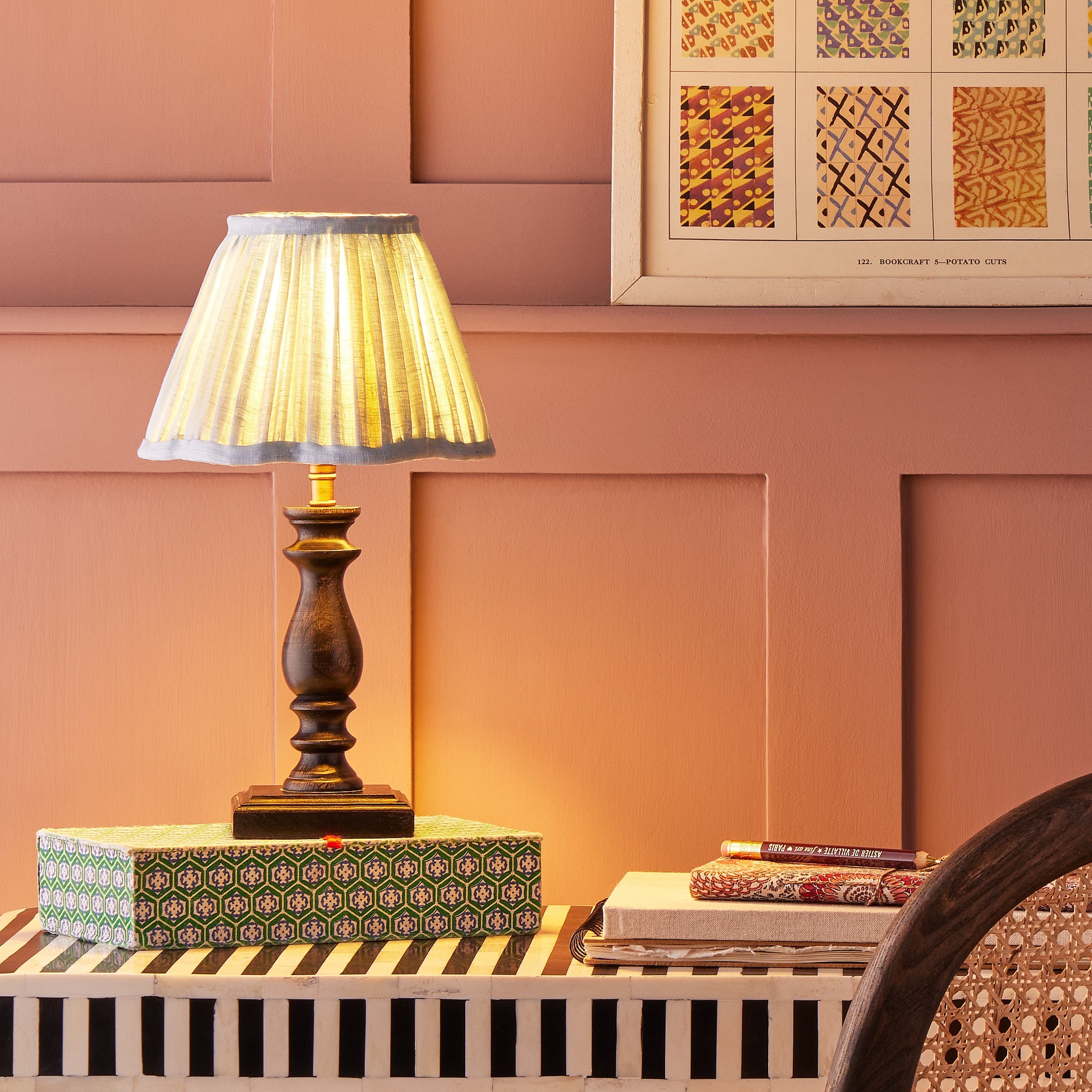 Wilma table lamp in ebony