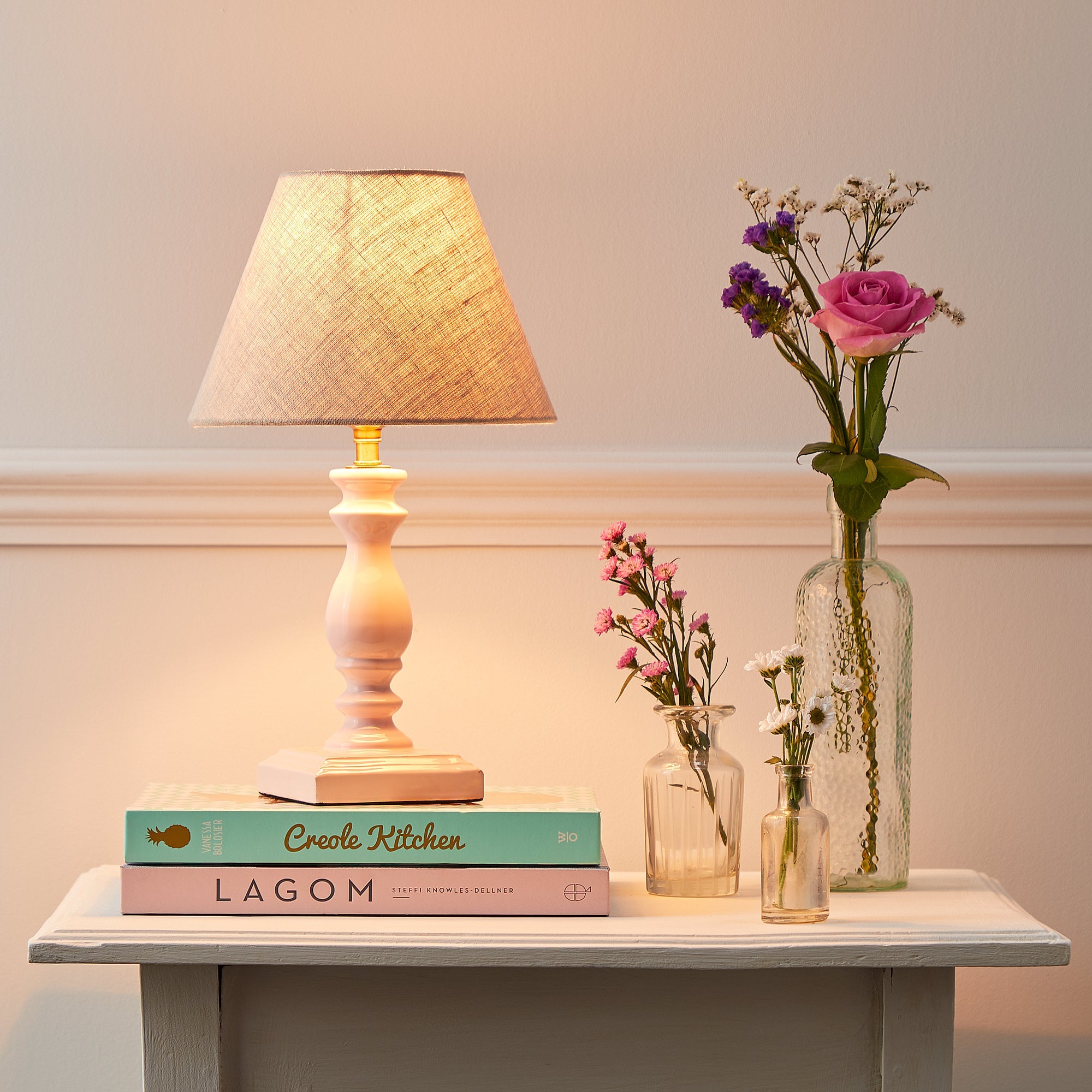 Wilma table lamp in pale pink