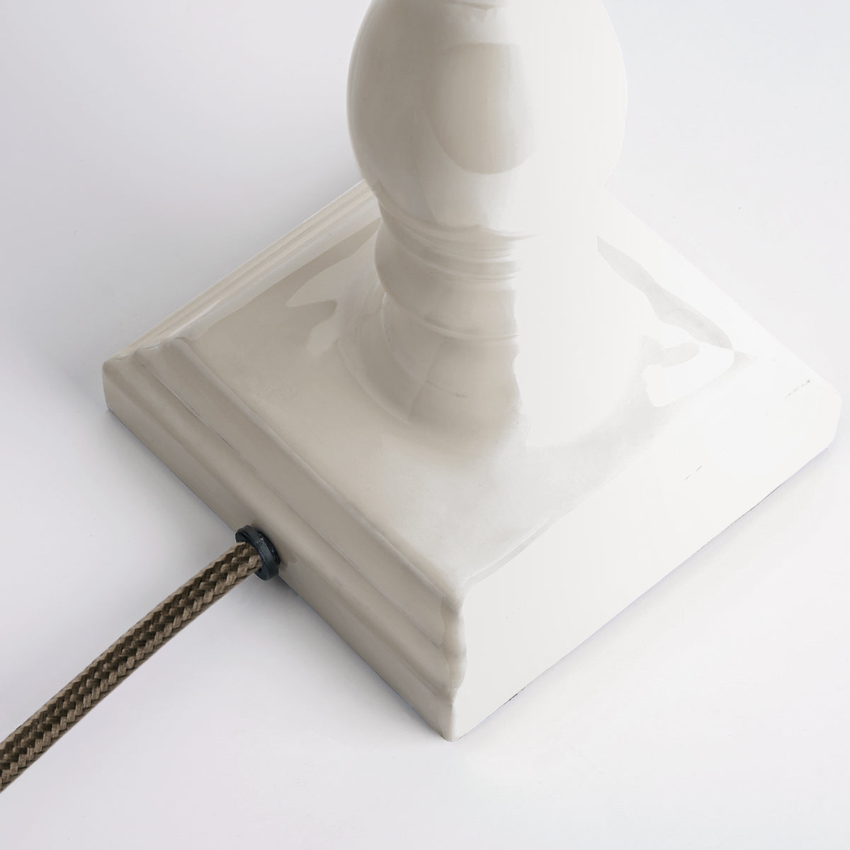 Wilma table lamp in white