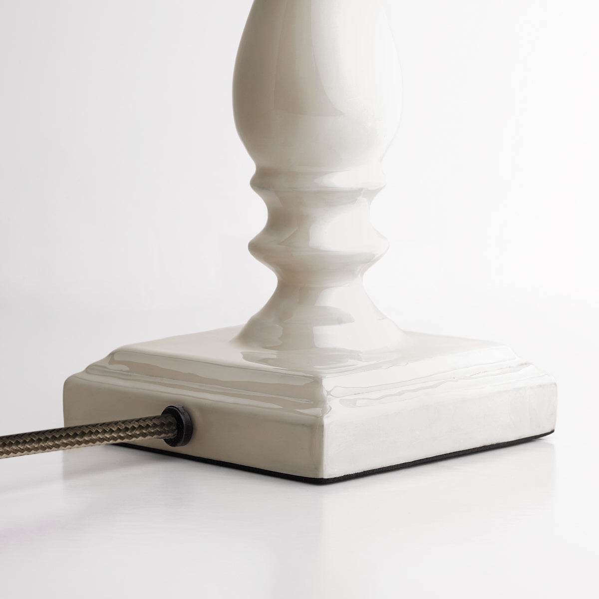 Wilma table lamp in white