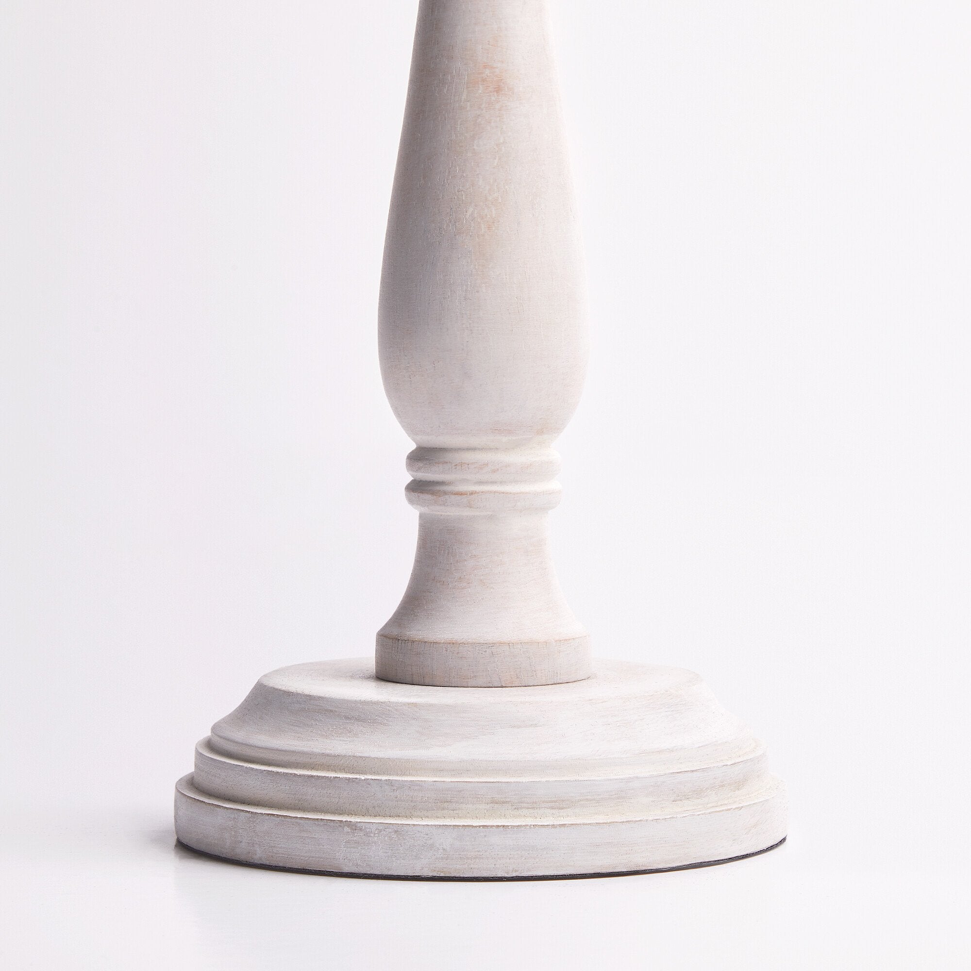 Daisy table lamp in natural whitewash