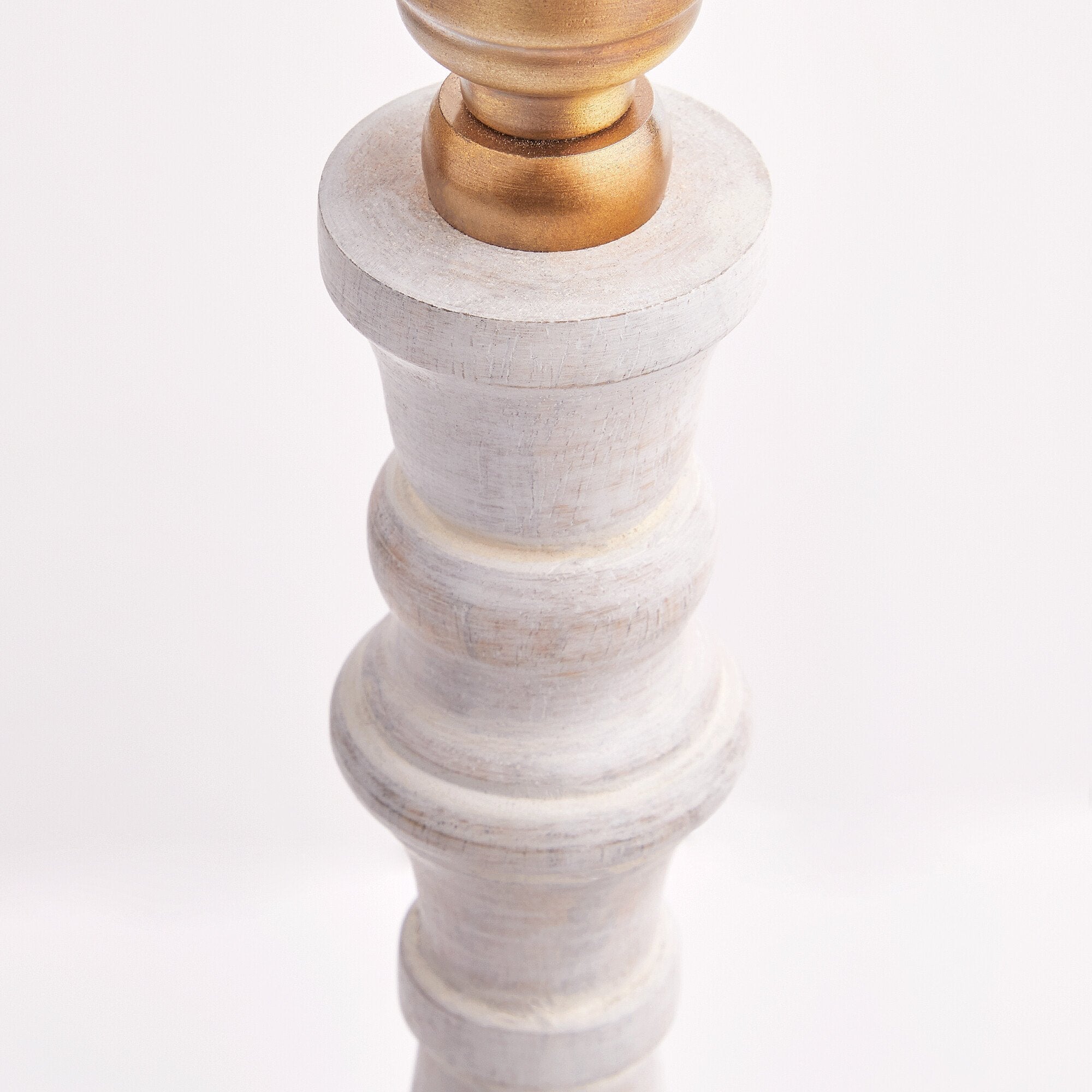 Daisy table lamp in natural whitewash