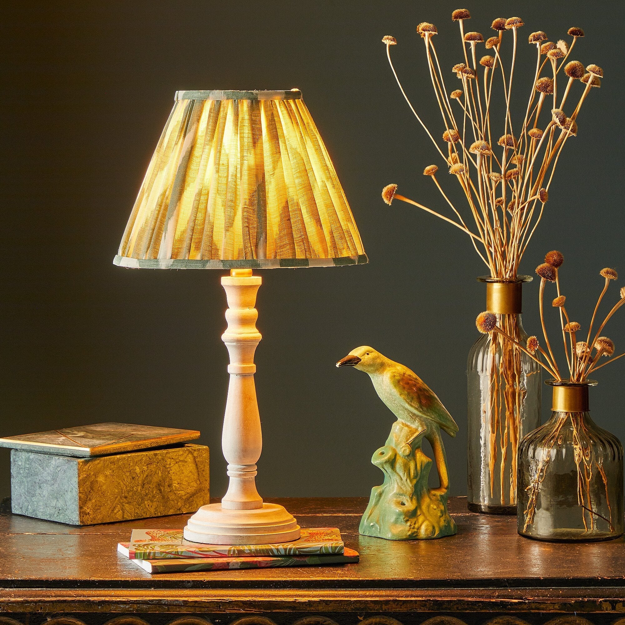 Daisy table lamp in natural whitewash