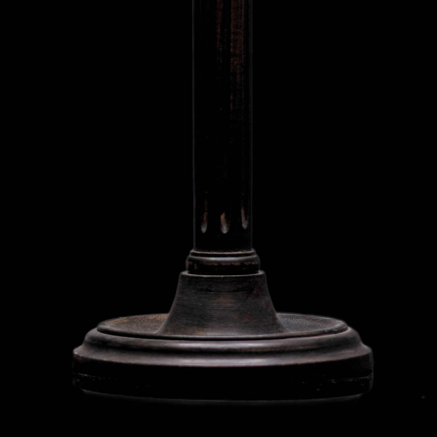 Luty table lamp in mahogany