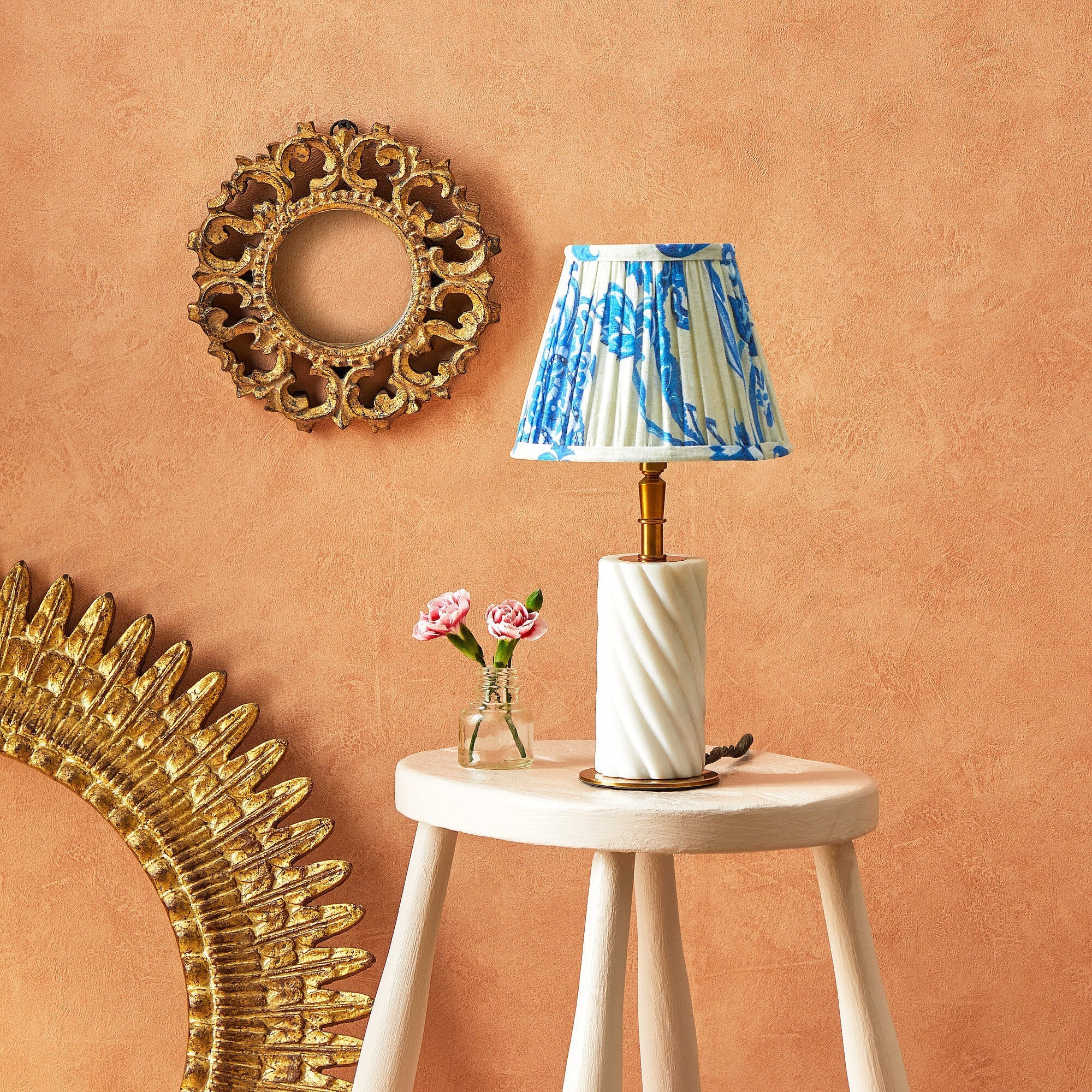 Milo table lamp in white marble