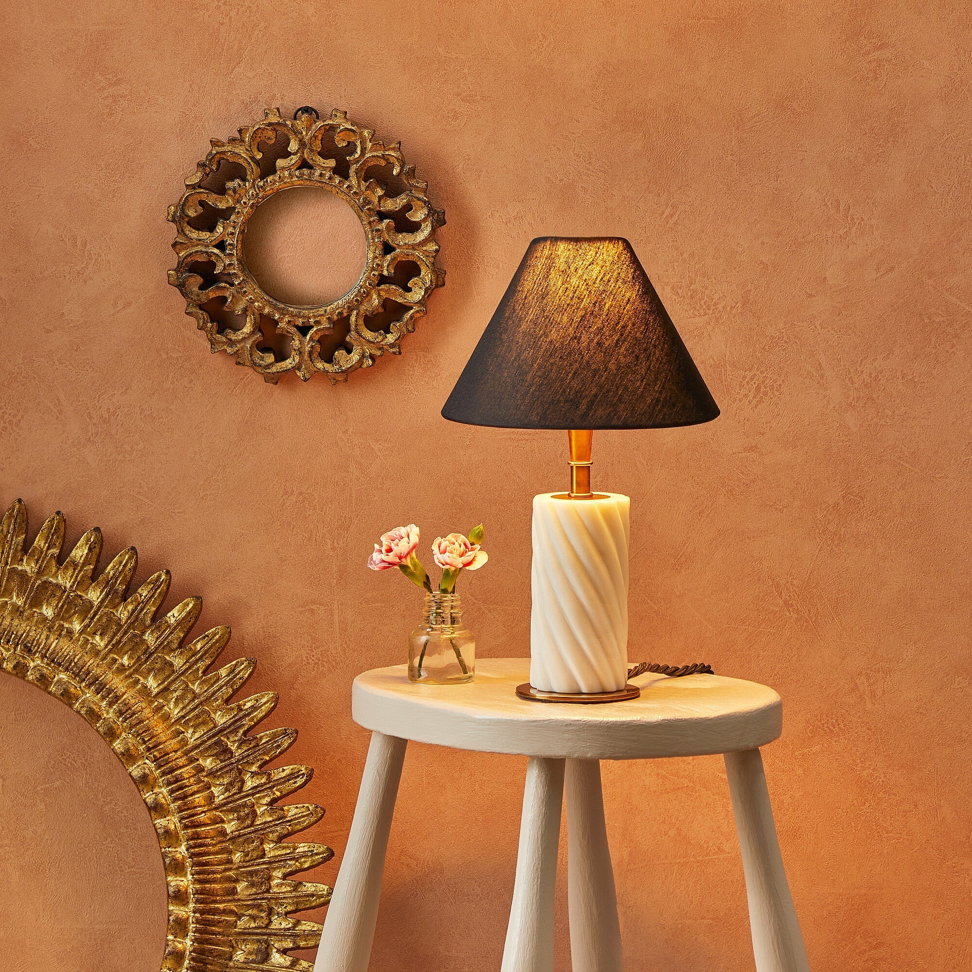 Milo table lamp in white marble
