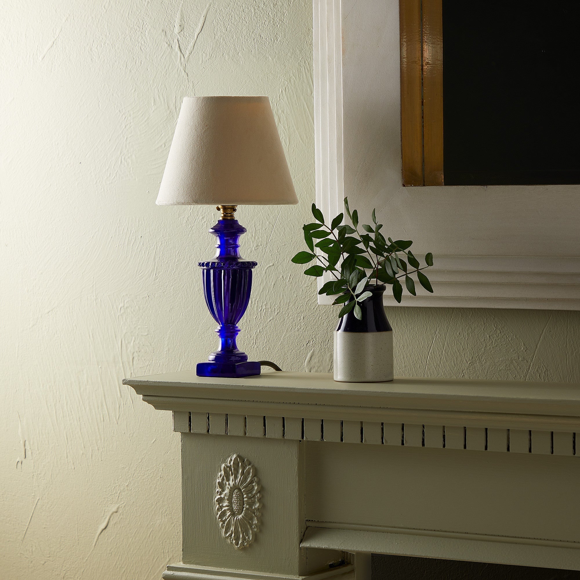 Urnie bedside lamp in blue resin
