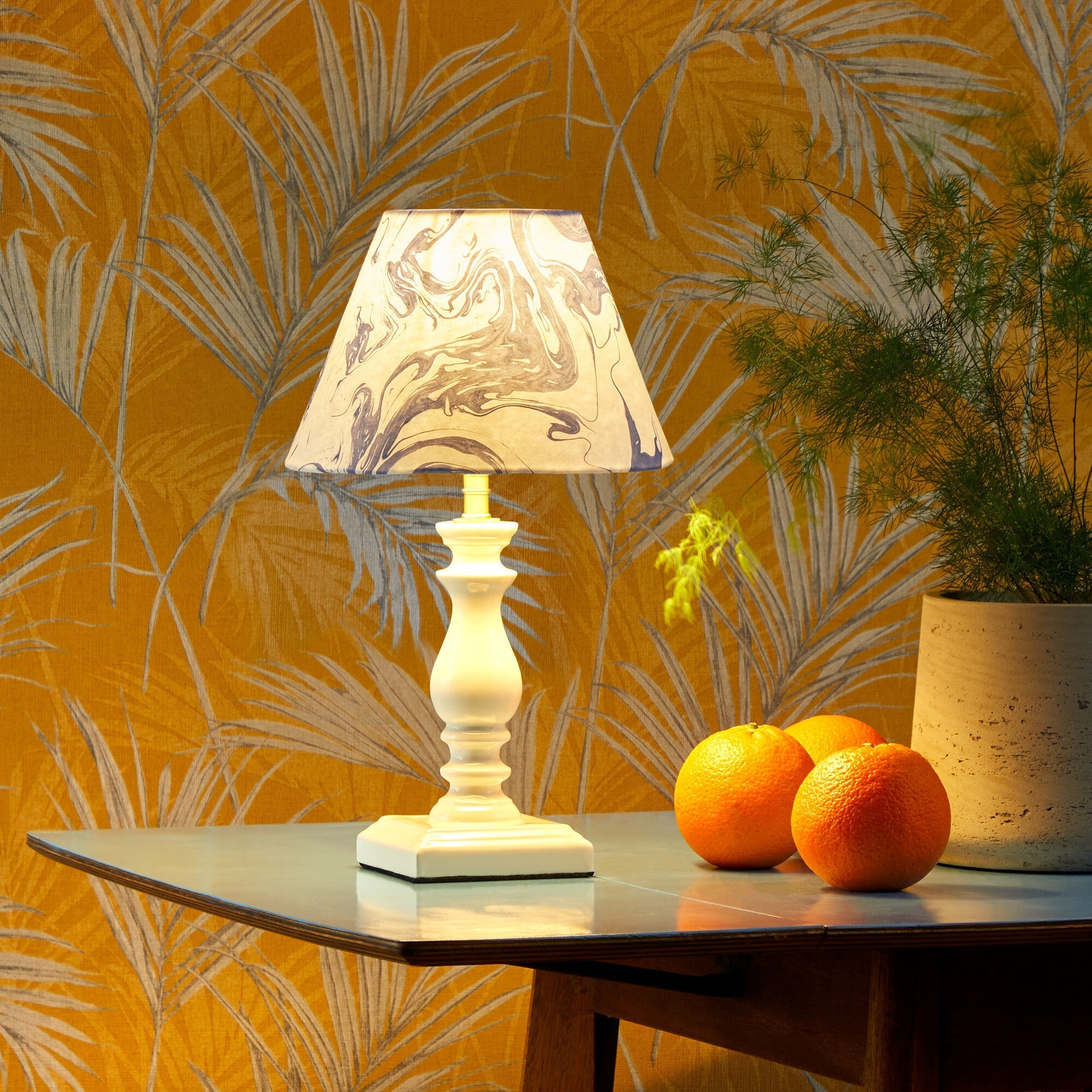 Wilma table lamp in white